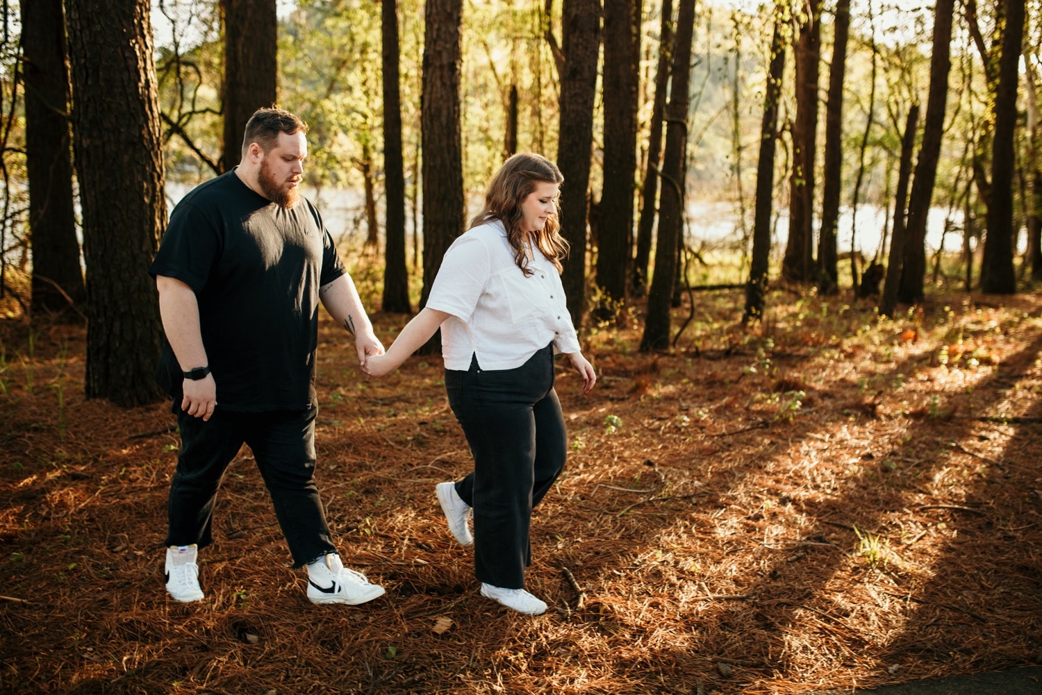 couple-walking-through-trail-two-rivers-par,