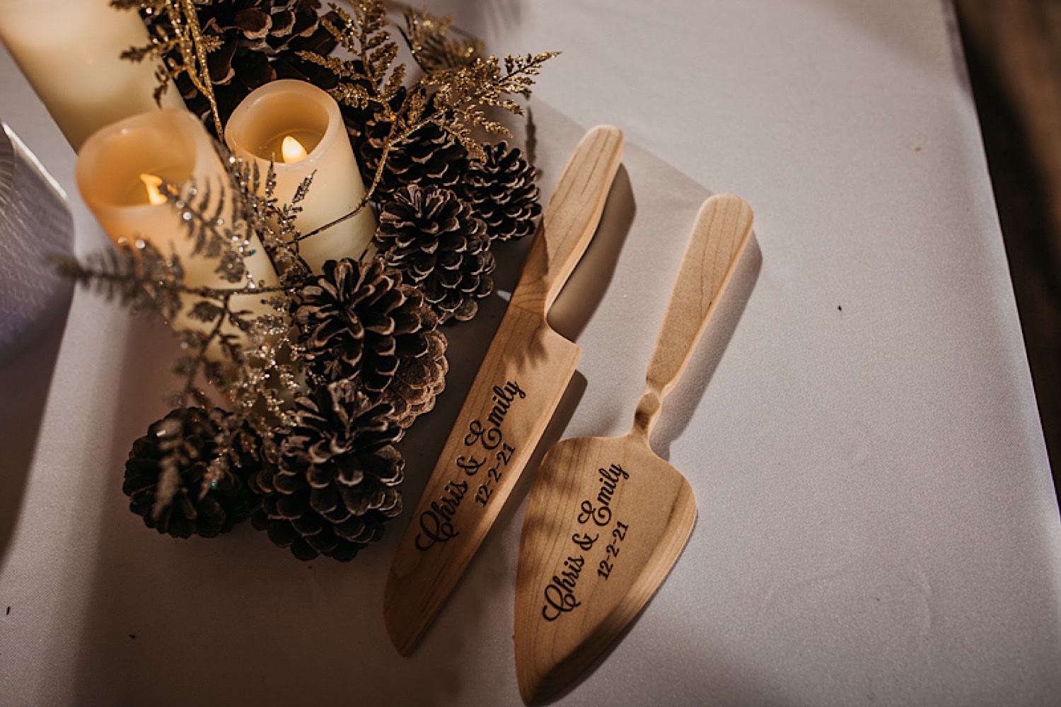 engraved-wood-knife-cake-cutting-set-for-weddings