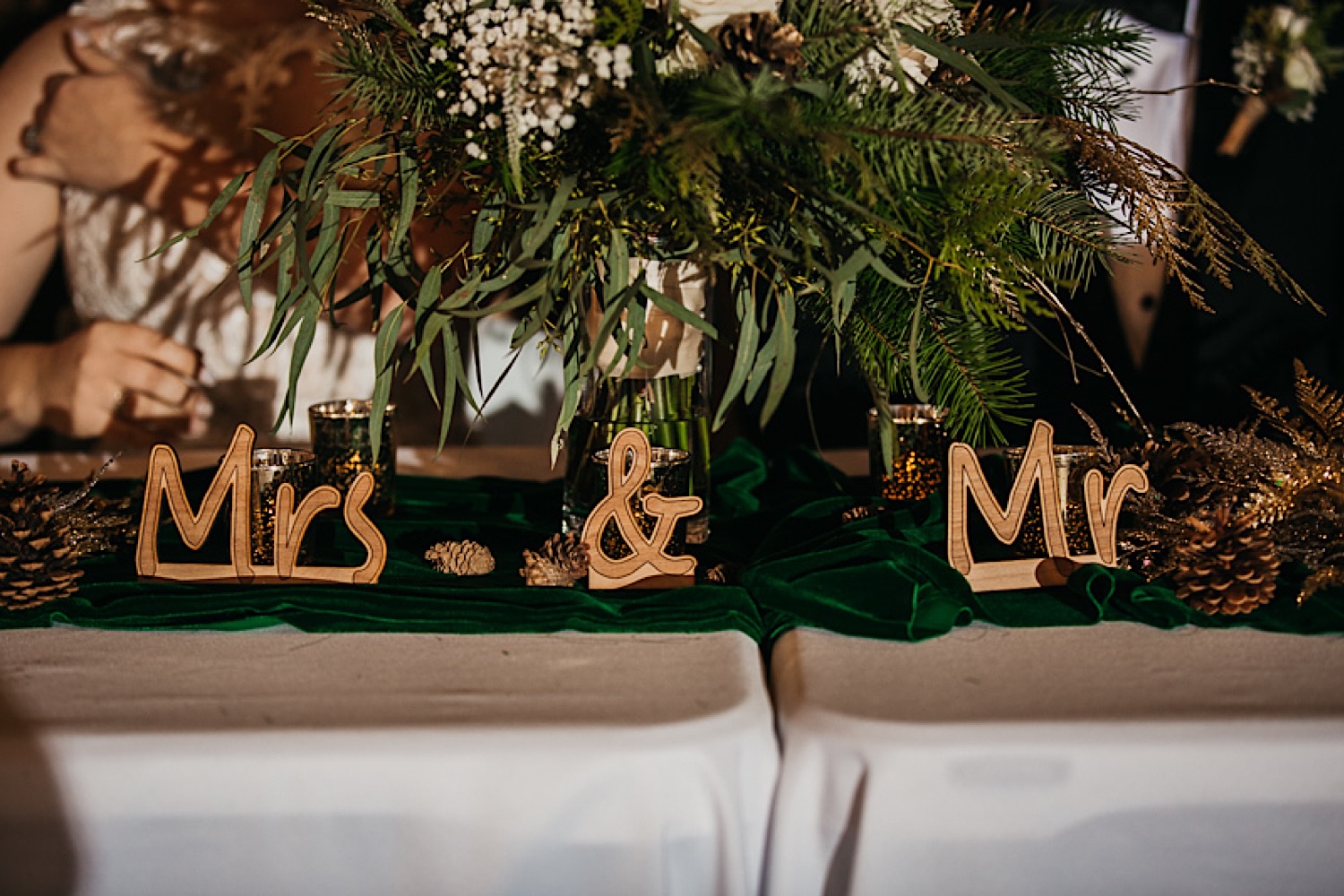 gold-mr-and-mrs-signs-for-wedding-party-table